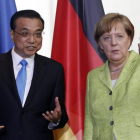 La cancillera alemana, Angela Merkel, y el primer ministro chino, Li Keqiang, a su llegada a una rueda de prensa en la Cancilleria de Berlin.
