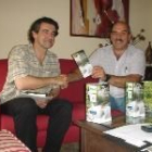 En la fotografía, Guillermo Palomero, de Oso Pardo, y Fernando Fernández, de la Asociación Alto Sil