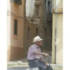 Un anciano toma el sol en la calle Don Gutierre