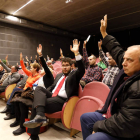 Momento de las votaciones, ayer en el centro León Oeste. MARCIANO