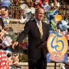 Michael Eisner, director ejecutivo de Wall Disney posa con los muñecos en una foto de archivo