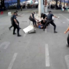 Momento en el que el atacante es reducido por los efectivos de la Policía Nacional. EFE