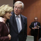 El presidente del Eurpgrupo, Jean- Claude, abrazando, ayer, a la ministra de Economía española, Elena Salgado.