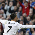 Cristiano Ronaldo celebra el primer gol del Madrid frente al Granada, ayer, en el Santiago Bernabéu.