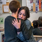 Julieta, la muer desahuciada este lunes, y su hijo de 12 años, en el centro social del Poblesec.