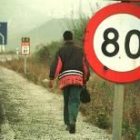 Un inmigrante sin papeles camina por la nacional 340 tras lograr sobrevivir al paso del Estrecho