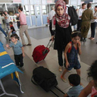 Palestinos con doble nacionalidad abandonan Gaza en el puesto fronterizo de Erez, este domingo.