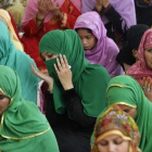 Mujeres pakistanís rezan en el primer viernes del mes del Ramadán.