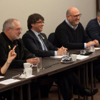 Carles Puigdemont reunido, en Bruselas, con los diputados de su partido.