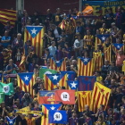 Banderas independentistas en la grada de Montilivi en el Girona-Barça.