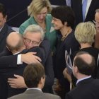 El presidente del Parlamento, Martin Schulz, felicita a Juncker.