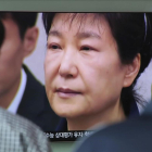 Una pantalla muestra la cara de la expresidenta surcoreana, Park Geun-hye, en la estación de trenes de Seúl.