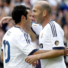 Zidane felicita a Figo, que marcó ayer el primer gol del partido benéfico ante la Juventus.