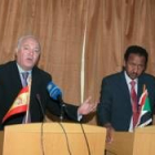 Moratinos con su homólogo sudanés, Mustafa Osman, en Jartum