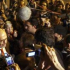 Mohamed el Baradei, con gafas, es recibido por un gran número de periodistas a su llegada a El Cairo