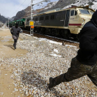 Tras tirar el carbón del tren, abandonaron la vía a la carrera.