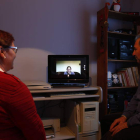 Juan Pintado y su mujer, Laura, charlan con su hija a través de la videoconferencia.