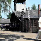 El Papa atraviesa la puerta del campo de concentración nazi de Auschwitz, este viernes.