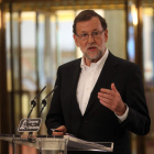 El presidente del Gobierno en funciones, al término de la reunión con Rivera el miércoles. RAQUEL P. VIECO