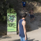 Turismofobia 8 Pintada contra el turismo en un cartel, en uno de los accesos al Parc Güell.