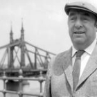 Pablo Neruda en una fotografía tomada en mayo de 1956 en Budapest, capital de Hungría