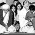 Fray Roger, junto a la Madre Teresa y varios niños en 1983