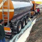 Los ganaderos ante un camión cargado de leche francesa que transportaba con destino a Leche Pascual