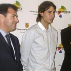 Rafa Nadal, junto al conseller de Turismo, Miquel Nadal (i), y el de Deportes, Mateu Cañellas