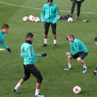 Los futbolistas del Madrid durante el rondo que hicieron en el entrenamiento de ayer. CHEMA MOYA