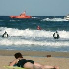 Embarcaciones y submarinistas buscan a un joven ahogado en la playa del Miracle, en Tarragona, el pasado día 8.