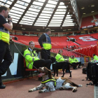 La policía tuvo que desalojar el estadio. PETER POWELL