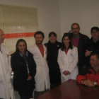 La concejala y la alcaldesa junto al personal médico y los trabajadores del centro de salud.