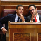 El líder del PSOE, Pedro Sánchez, y el portavoz del grupo parlamentario, Antonio Hernando, en el Congreso.