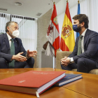 Carlos Pollán con Juan García Gallardo en la ronda de contactos. R. GARCÍA