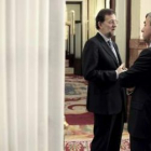 Mariano Rajoy conversa con Ángel Acebes en los pasillos del Congreso.