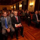 Jesús Celis, tercero por la izquierda, sentado entre el público