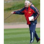 Aragonés, en una foto de archivo, dando instrucciones a sus jugadores