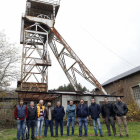 Los mineros que estuvieron encerrados posan junto con algunos de sus compañeros en las instalaciones del pozo María. MARCIANO PÉREZ