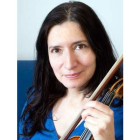 Isabel Mellado, que reside actualmente en Granada, posa con su inseparable violín.