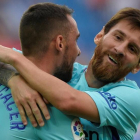 Messi celebra con Alcácer el segundo gol del Barça ante el Alavés