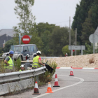 Primeros trabajos para la ampliación del vial, ayer. ANA F. BARREDO