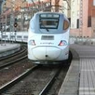 El tren Alvia entra el pasado domingo en la estación de la calle Astorga, durante su primer viaje