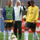 Scolari realiza indicaciones a sus jugadores más ilustres: Rivaldo, Ronaldo y Ronaldinho