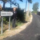 Pigere y Fernández, satisfechos tras la obra del camino de Oncina que une Santovenia y Valverde.