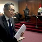 El ex presidente peruano Alberto Fujimori, en el momento de abandonar la sala tras la sentencia