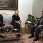 Mohamed Mursi conversa con Hillary Clinton y el ministro egipcio de Exteriores Kamel Amr.