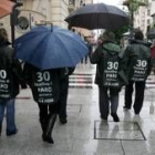 Los trabajadores de Los Jardines protestan ante las puertas del Ayuntamiento de León