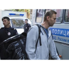 Navalny abandona el tribunal donde fue condenado hacia la prisión rodeado de agentes policiales. /