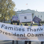 Unos ciudadanos dan las gracias al presidente Obama por sus medidas migratorias.