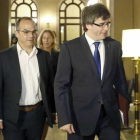 El presidente de la Generalitat, Carles Puigdemont, y el portavoz de JxSí, Jordi Turull, a su llegada a la reunión que mantuvieron el Govern y el grupo parlamentario de Junts Pel Síí para analizar la situación tras el veto de la CUP a los Presupuestos.